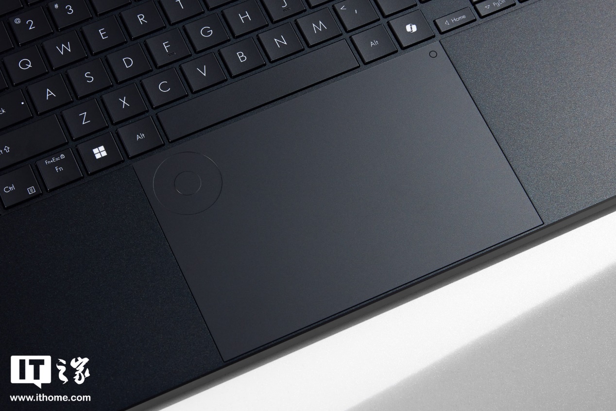 ProArt 创 16 2024 图赏：至纯至简的黑色美学